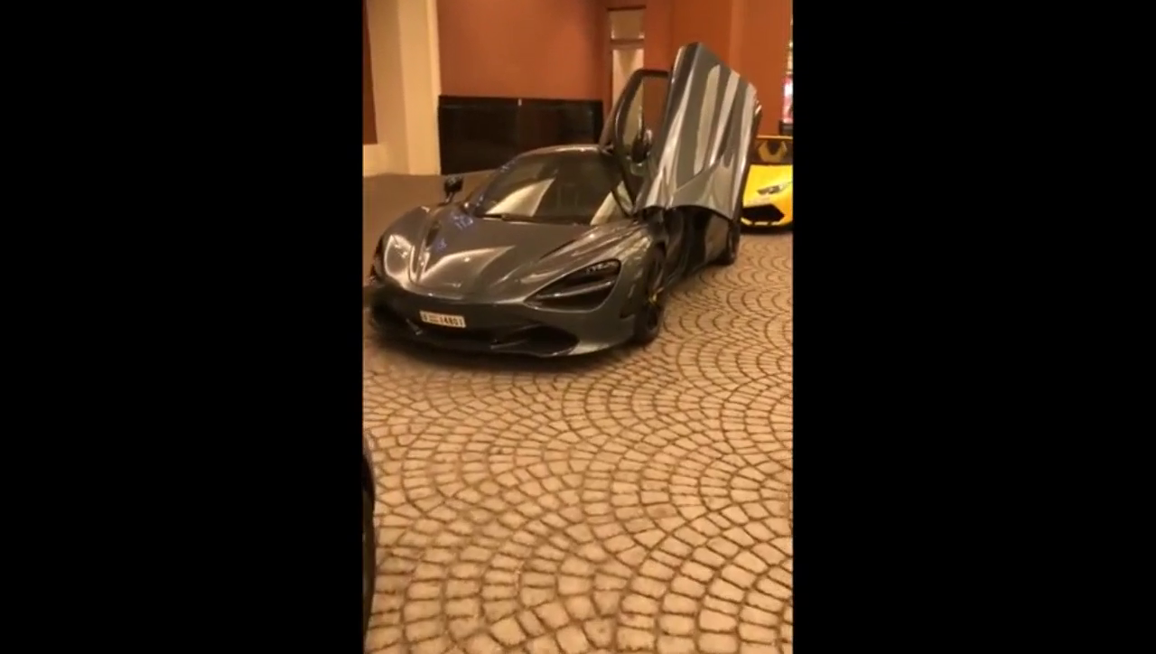 豪华跑车，剪刀门很独特，准备起飞