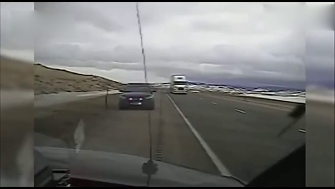 车载监控拍下沃尔沃卡车遇横风，直接被吹翻压扁警车的一幕