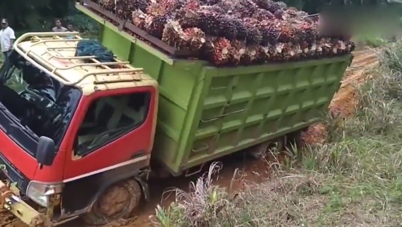 在泥泞的道路上开满了卡车，很容易打滑