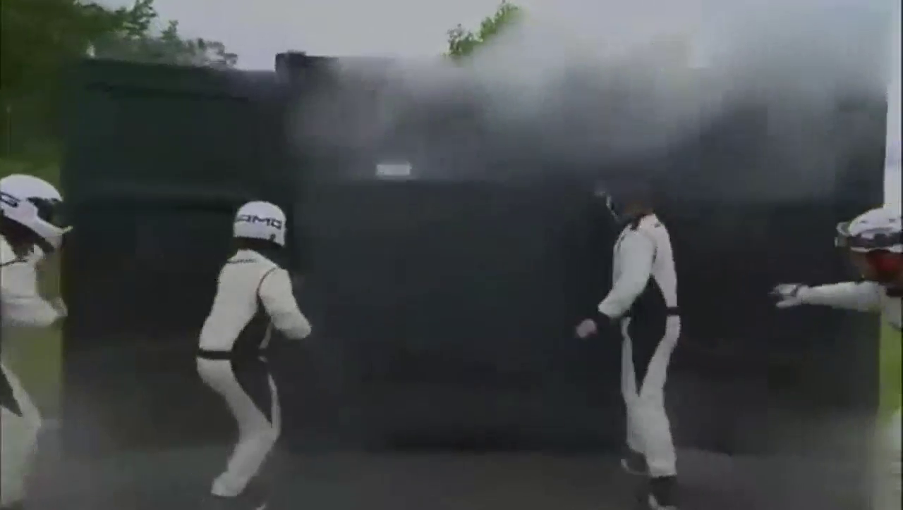 当集装箱门打开的那一刹那，才体会到什么叫真正的超级跑车！