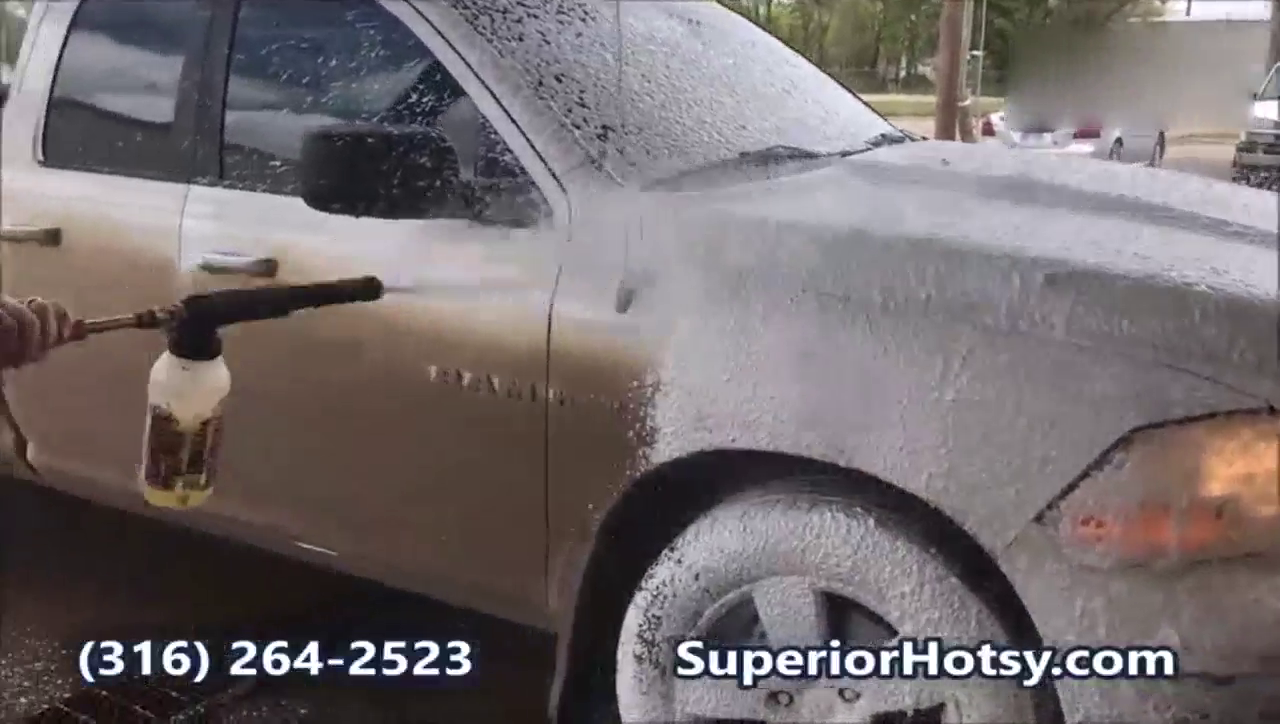 很脏的卡车纳米洗车泡沫，清洗过程一喷，一冲相当干净