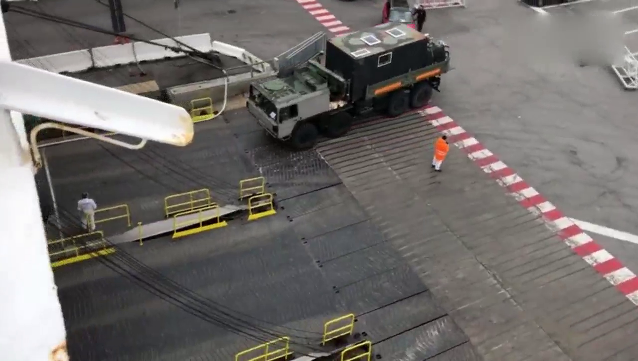 德国MAN越野卡车在松软的沙地中畅行无阻