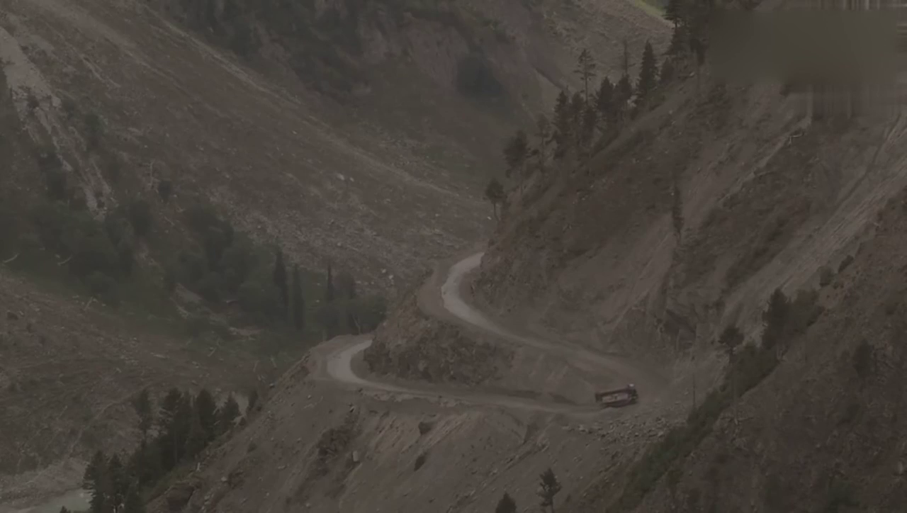 印度盘山公路上的卡车