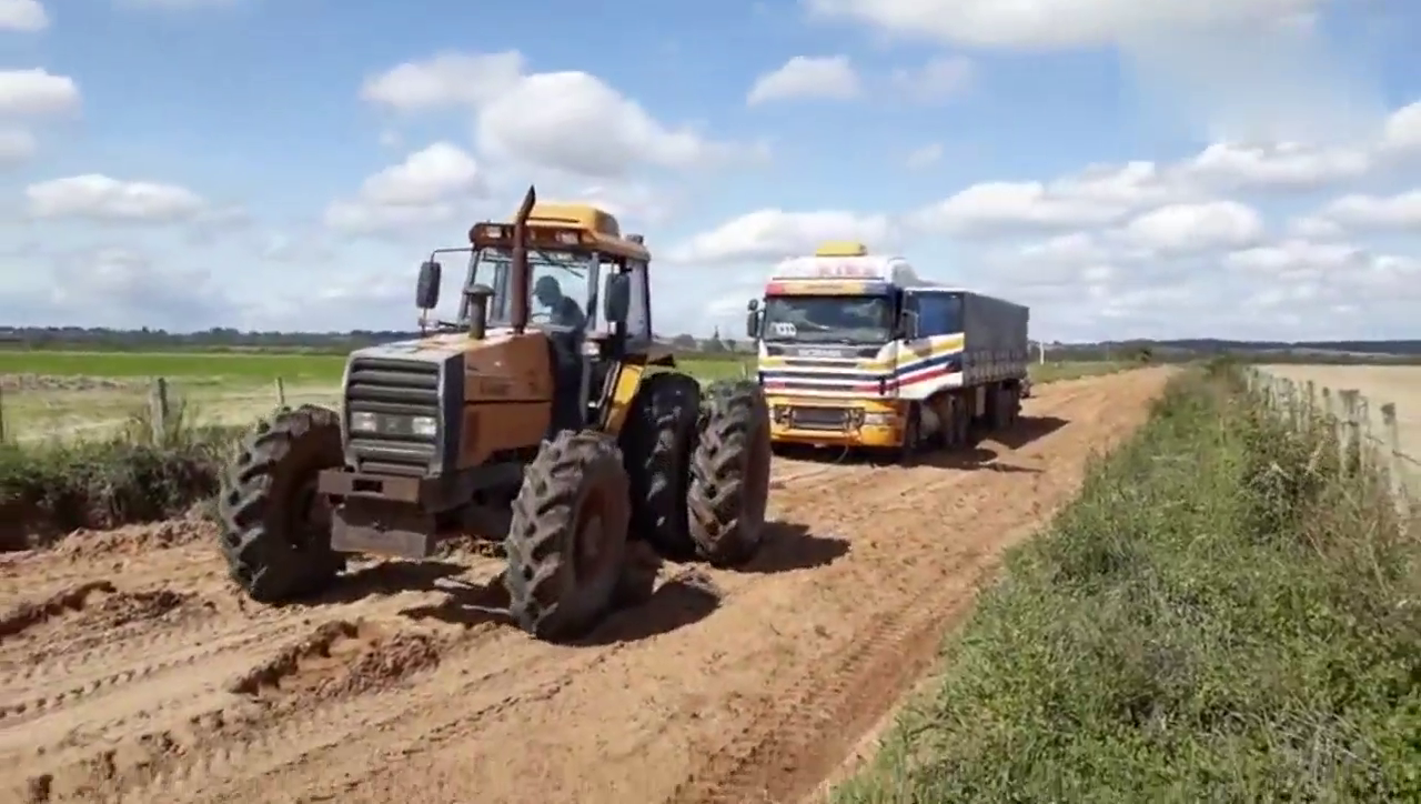 拖拉机救援陷入沙地的卡车