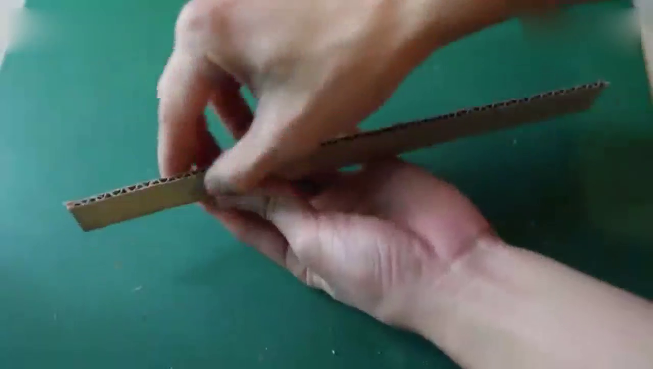 手工帝制作一个足球场，踢球用的不是脚，而是遥控指挥的跑车