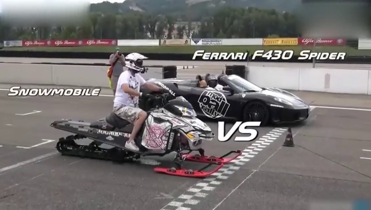 雪地摩托车对战法拉利跑车直线加速，谁最后能获得胜利呢？