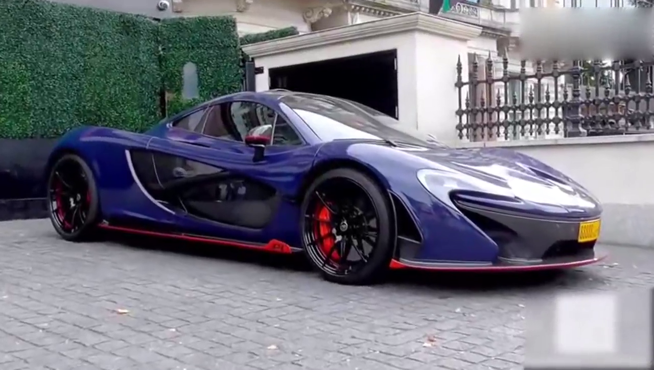 门口停了一辆迈凯伦跑车，看清车牌号才知道什么叫霸气！