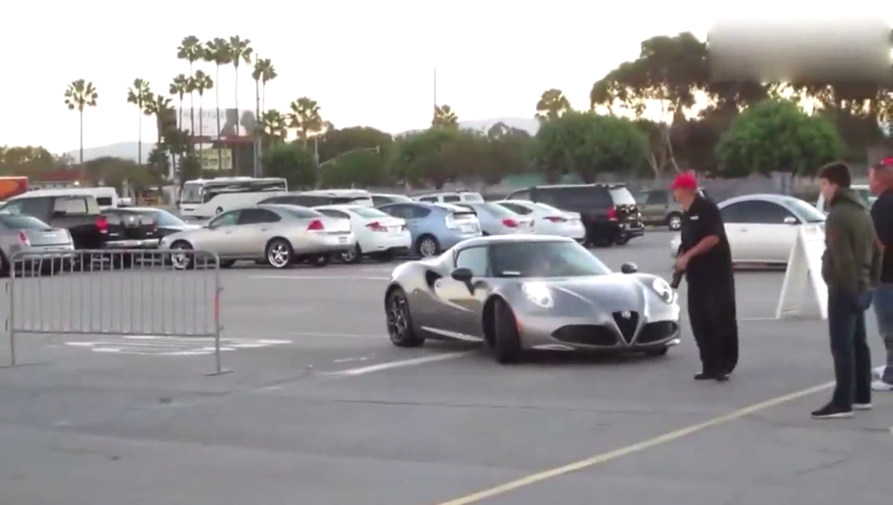 阿尔法罗密欧跑车停在广场，旁边拍照的小伙莫名的成亮点了