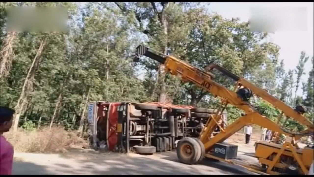 起重车吊大卡车，卡车扶起来了，起重车摔惨了