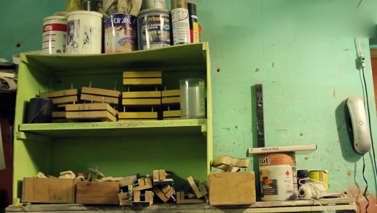 牛人用木头制作的卡车模型，这创意不错，真心想自己做一个！