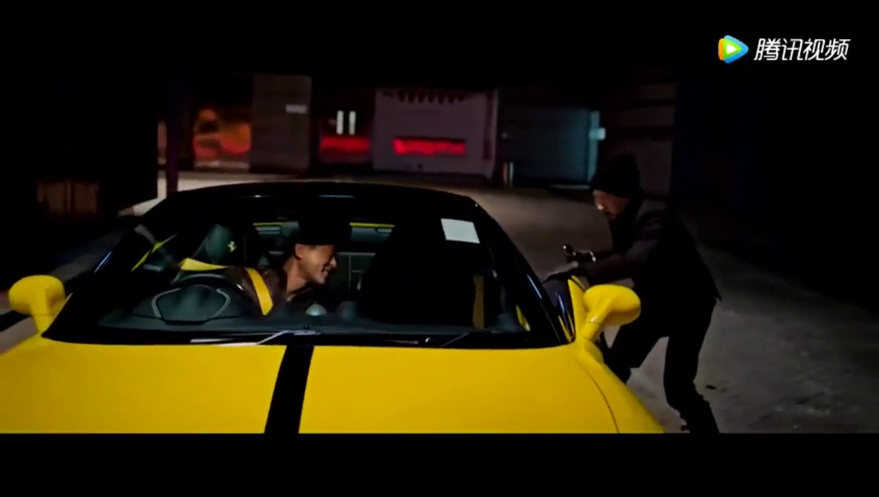 富豪开着跑车来接人，大家都看呆了！