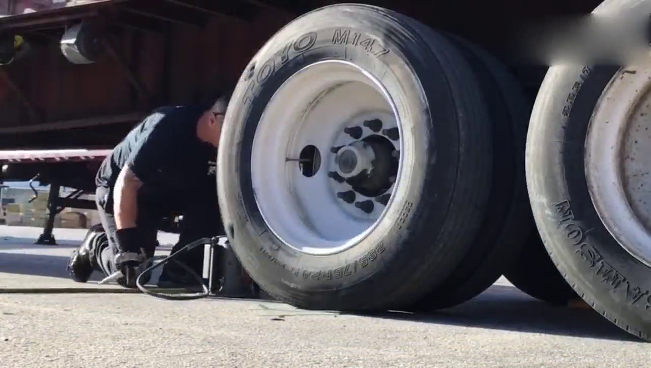 牛人更换卡车轮胎的技术这么溜，分分钟完成！