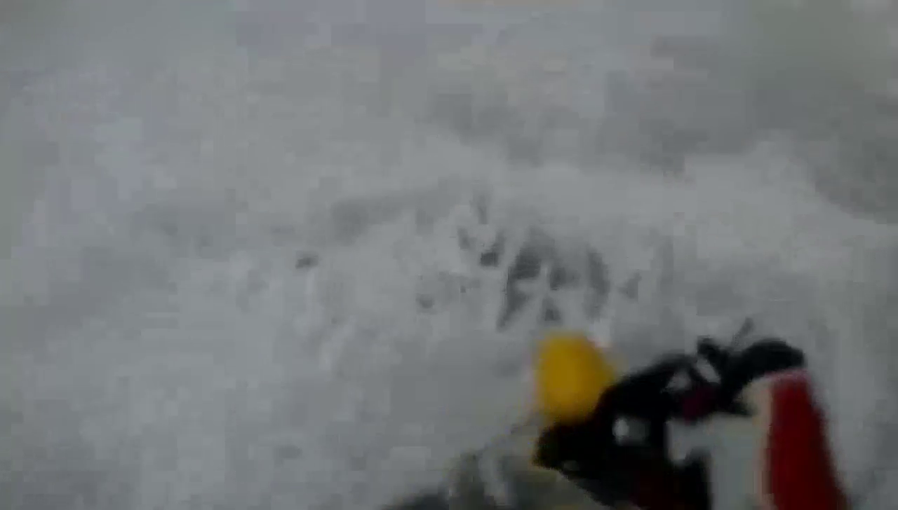 小伙子下雪天骑摩托车，由于车速太快摔的很惨，后面紧跟着大卡车