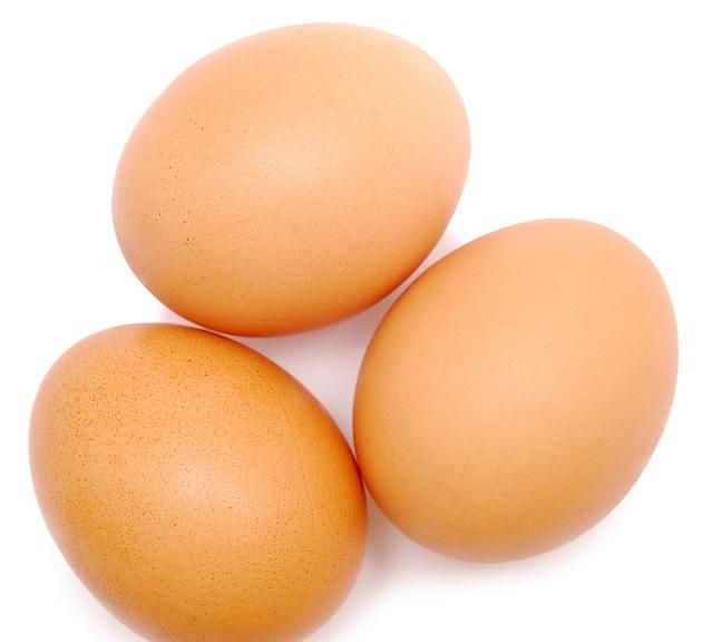 鸡蛋是椭圆形的,表面很光滑