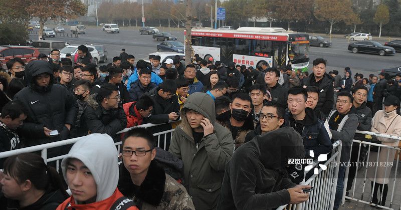 济南:足协杯第二回合开赛在即 售票现场数千名