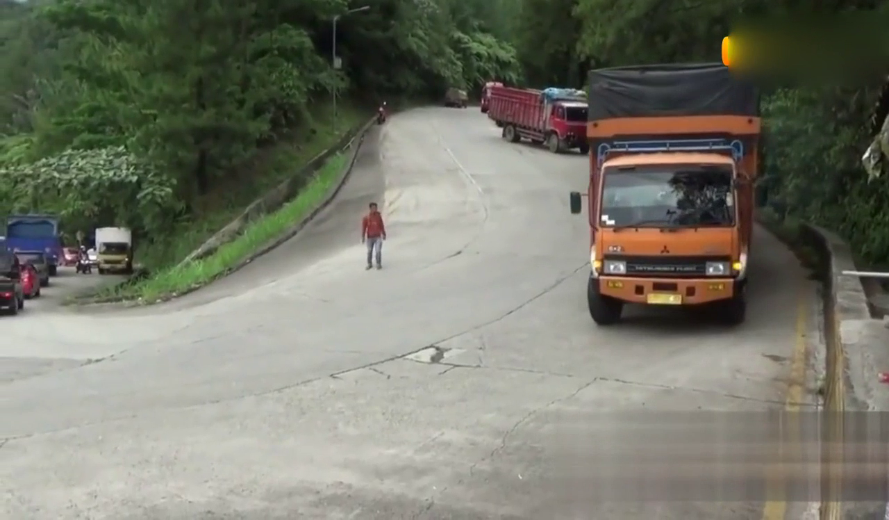 这辆卡车距离悬崖只差一步 轮胎都刹的冒烟了