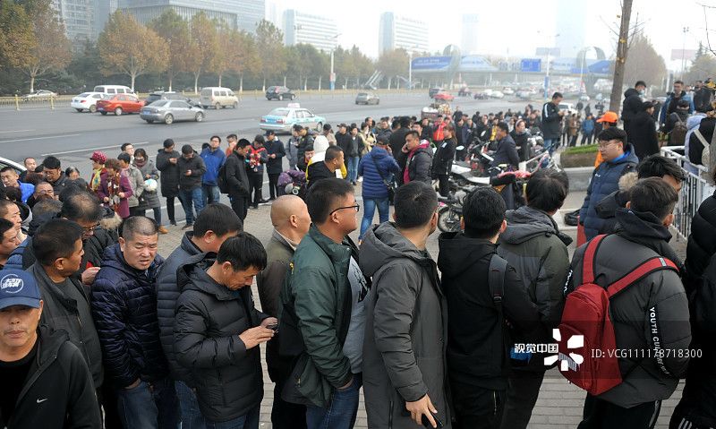 济南:足协杯第二回合开赛在即 售票现场数千名