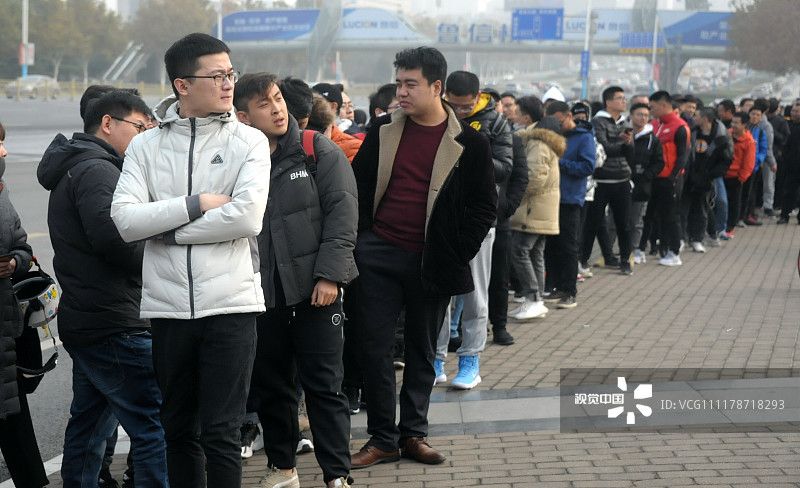 济南:足协杯第二回合开赛在即 售票现场数千名