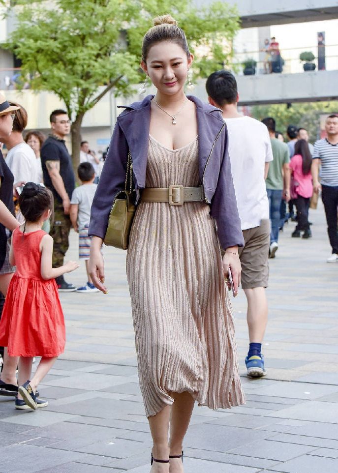 街拍:丰腴少妇,一条闪亮的短裙,露出迷人大长腿!