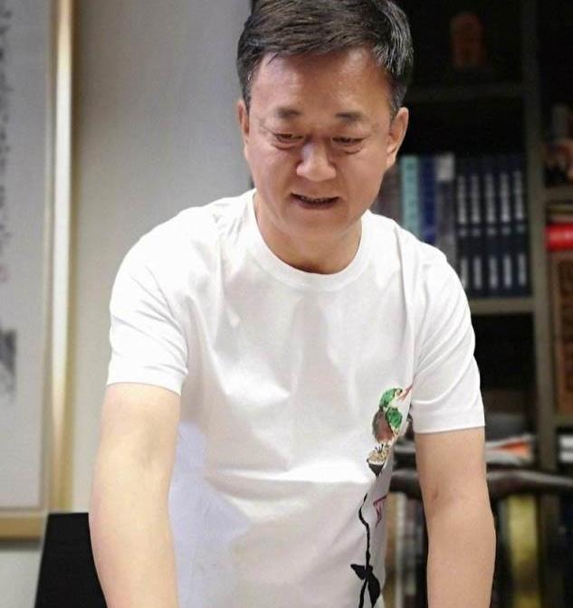 还记得主持一哥朱军吗？因“犯错误”离开央视，今过得怎么样！