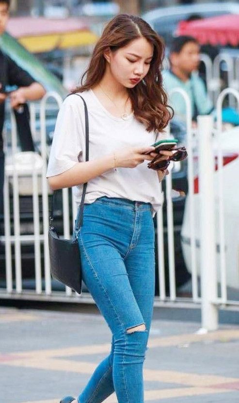 街拍:紧身上衣 牛仔裤,马尾辫美女曲线毕露,傲人身材惹人心动
