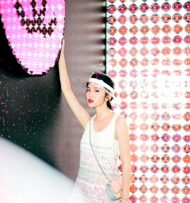 唐艺昕学过设计吗用塑料做帽子，真是节约又遮雨！