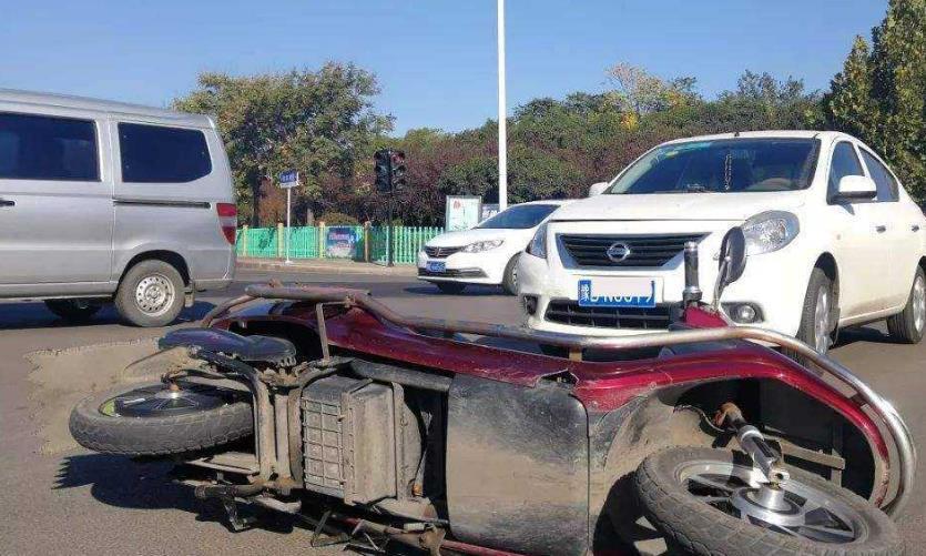 开车出事故先联系谁？这不是小事，顺序不对保险公司说啥都不理你