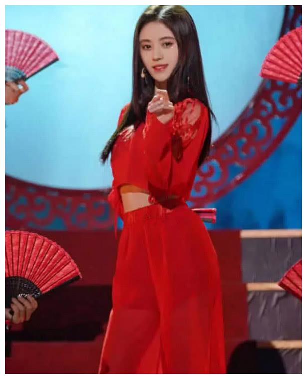 鞠婧祎身穿红色长裙,露出性感"蚂蚁腰",不愧是"四千年