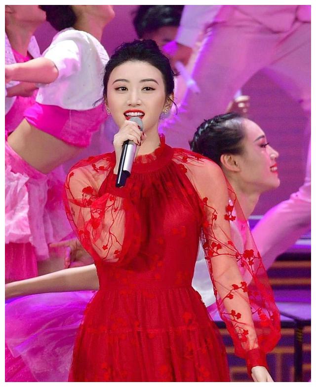 景甜秦岚江疏影三女神春晚同台,都穿中国红服