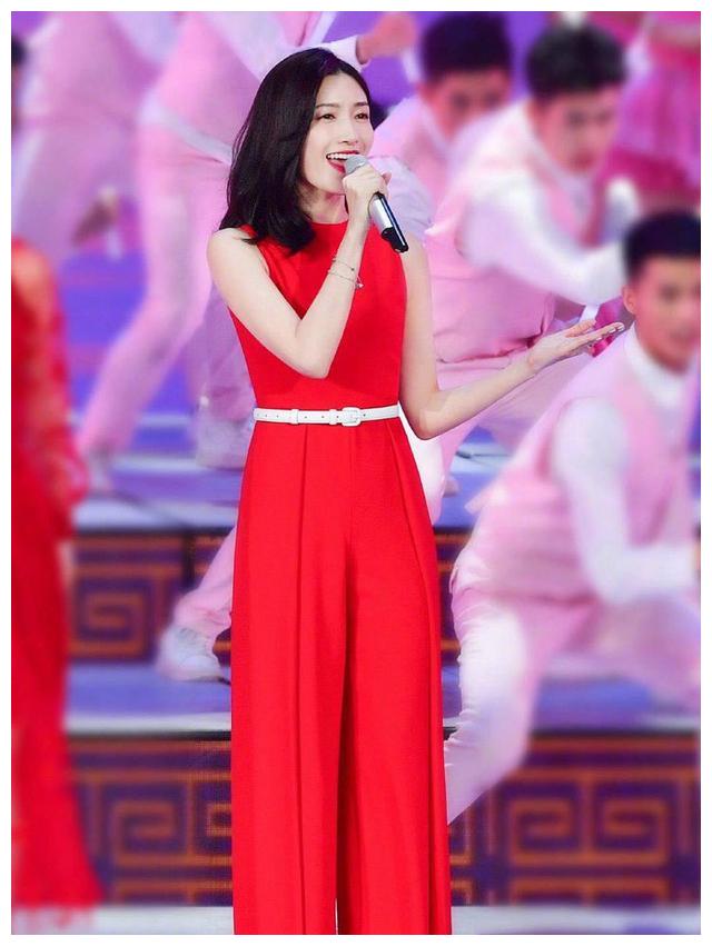 景甜秦岚江疏影三女神春晚同台,都穿中国红服