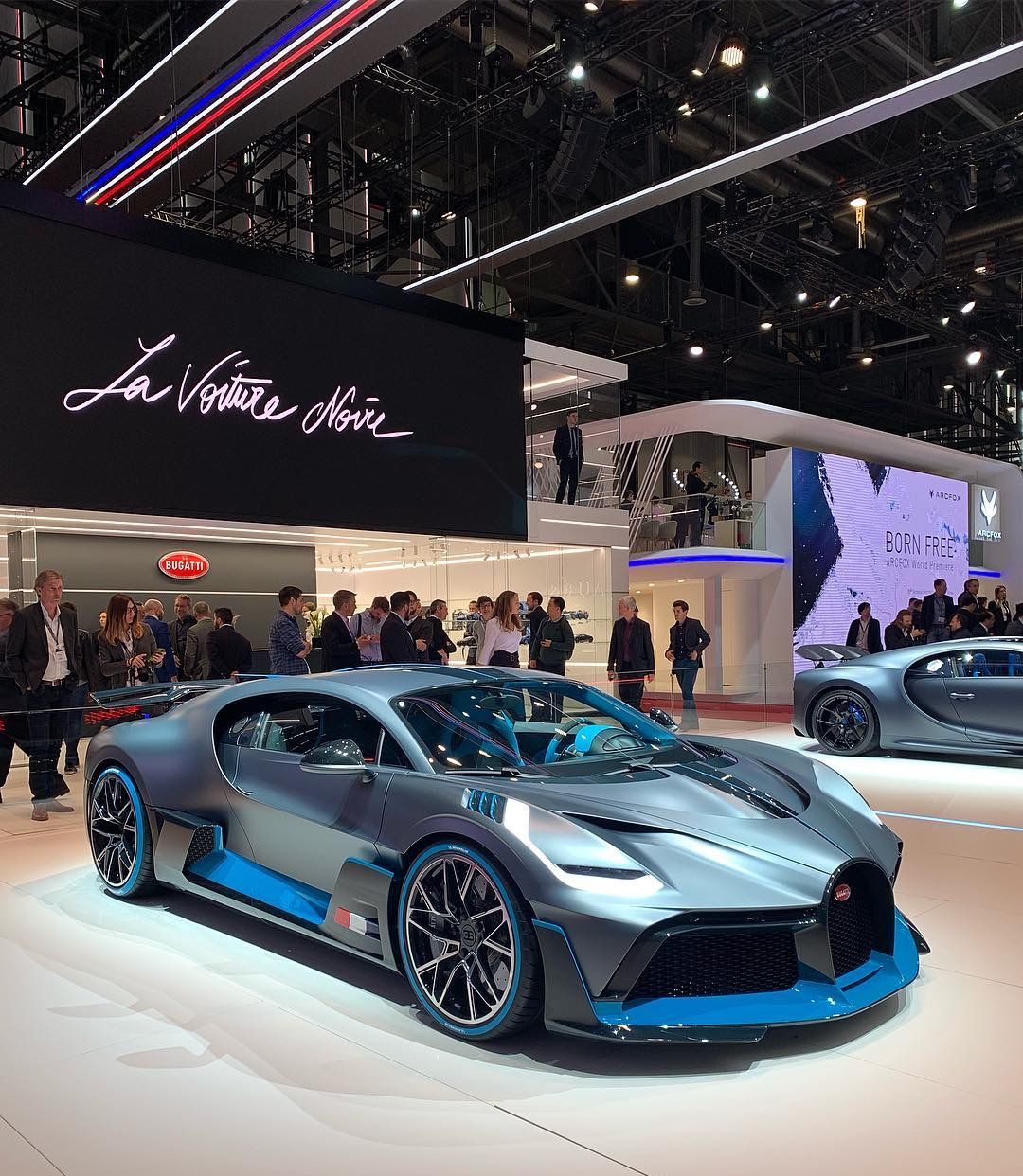 车展现场，布加迪全新超跑Divo亮相，外观简直碾压兰博基尼！