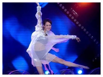 国乒王皓，娇妻是舞蹈演员，因穿着太薄太透，终尝王皓“霸气”