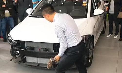 男子抡锤测试轿车防撞梁，这是在考验网友们的智商