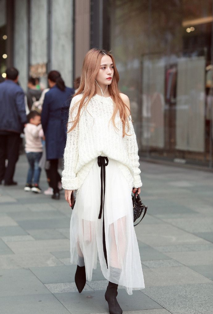 醋酸面料连衣裙2020_街拍:职场优雅女性,穿着一件连衣裙,女人味十足