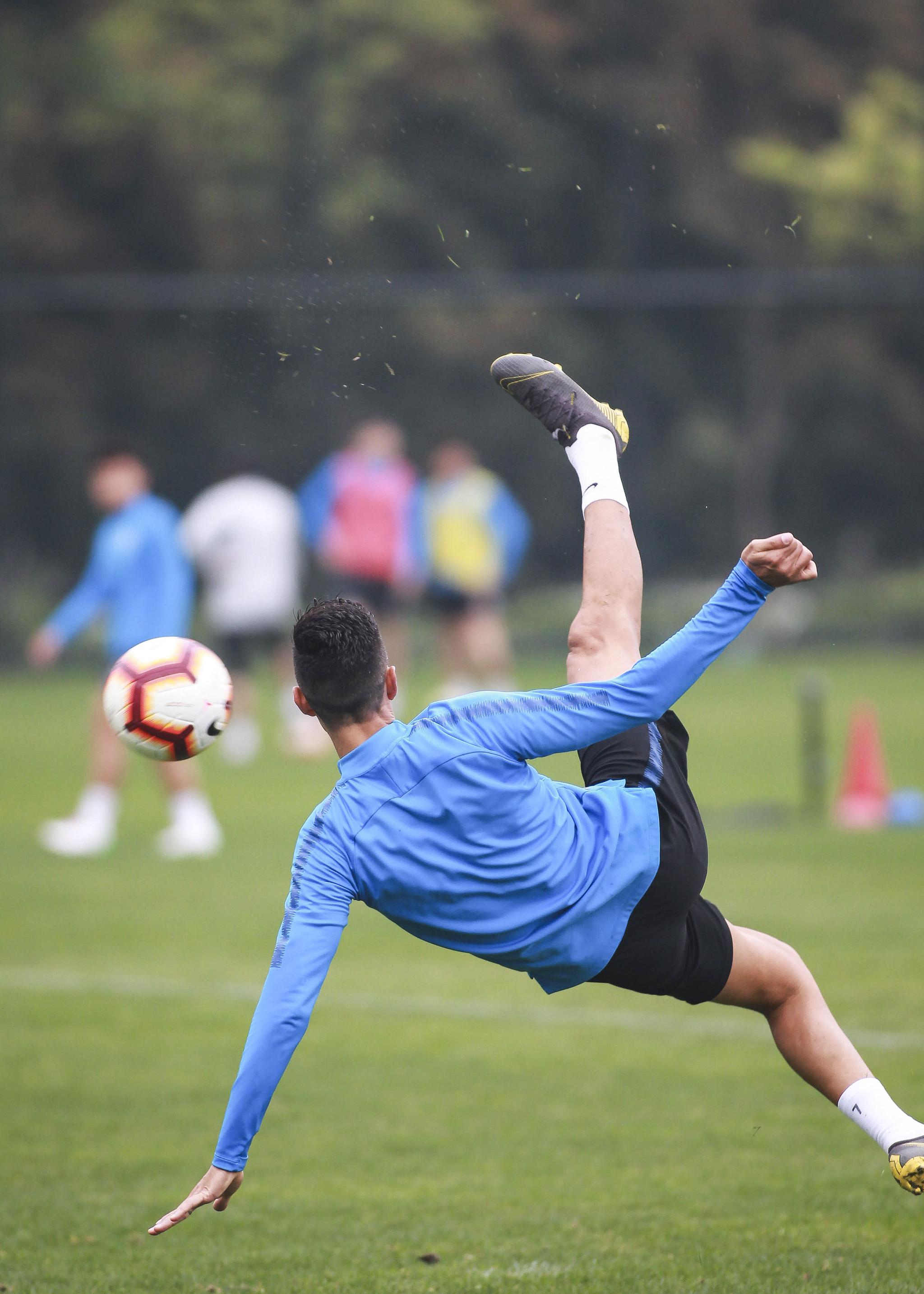 广州富力训练备战 扎哈维秀倒钩 邹正和肖智交谈甚欢