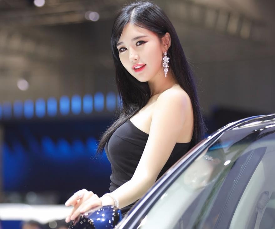 混血车模助力迈凯伦，颜值完胜刘亦菲，让千万级豪车成为陪衬
