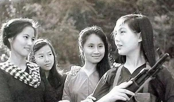 被越军女兵带到山中，他尝试逃跑却打不过，三人共同生活13年