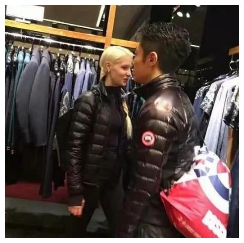 撒贝宁与妻子逛街被网友拍摄,同款衣服其乐融