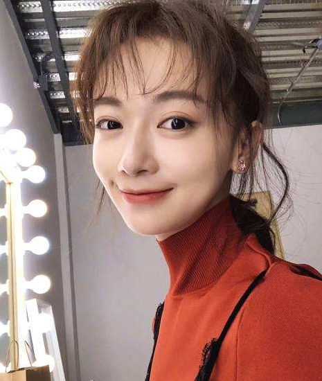 一个方脸想美女和金钱猜成语_一个美女头像猜成语(2)