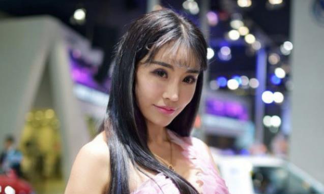 粉色系车模站台，黑色长发及腰，水汪汪的大眼睛很传神