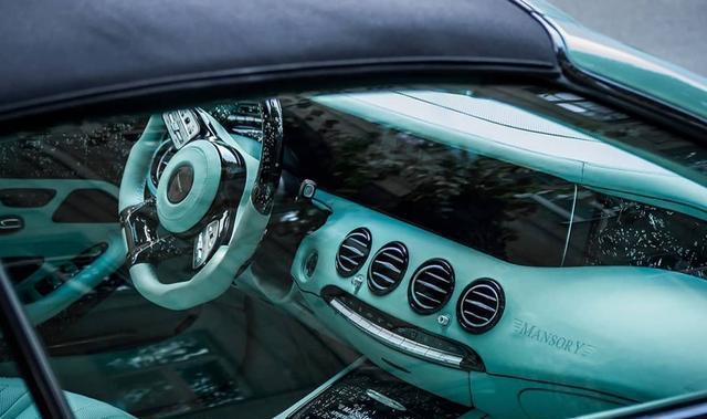 梅赛德斯-奔驰汽车是改装的。太帅了。