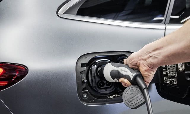 见过德国奔驰电动车的生产吗？实拍德国工厂组装奔驰EQC电动车