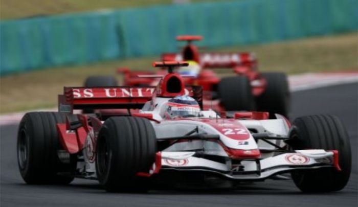 超级亚久里：6张图认识下，碳素车壳坚固无比，很抢眼