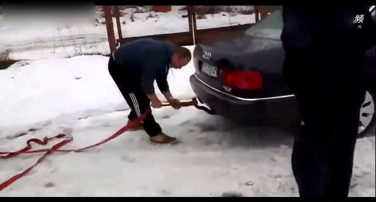 这辆轿车雪地救援大卡车，太霸气了