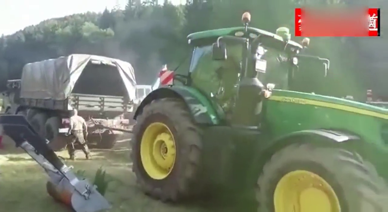 八轮驱动的大卡车和拖拉机拔河，谁轮子大谁能赢！