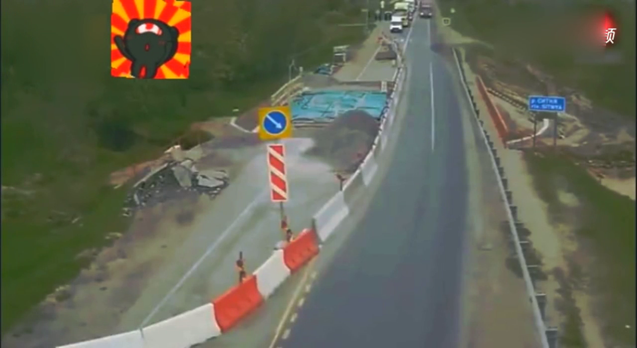 道路维修变窄，结果相对而来两辆大卡车惨烈相撞