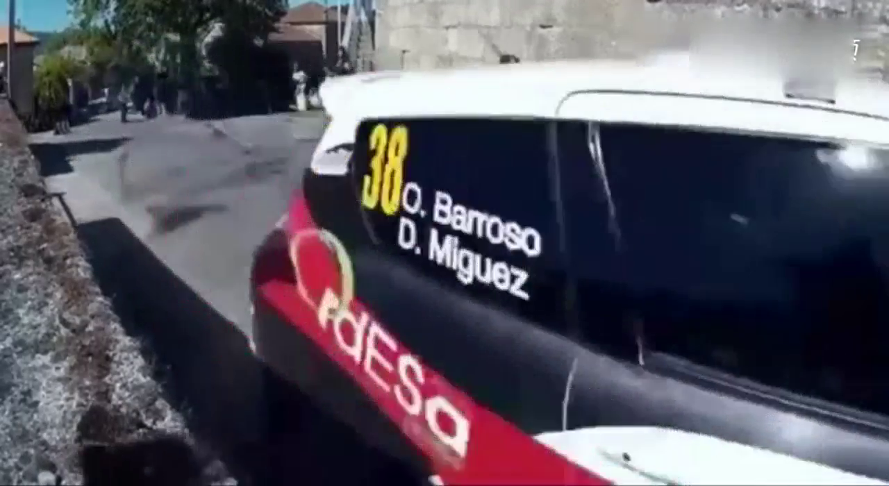 F1赛车手在农村玩车，一个过弯看技术，高速能这样玩肯定是跑车