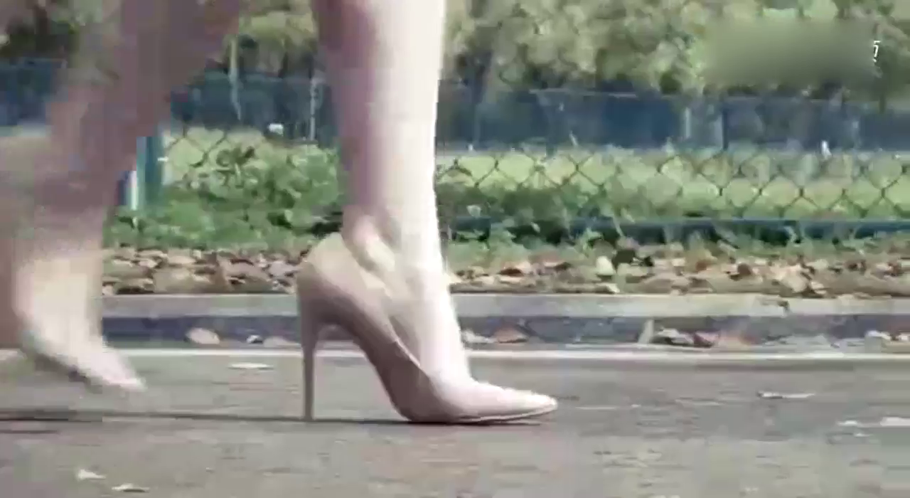 屌丝在美女的跑车面前装富二代，当美女按下车钥匙的时候气氛尴尬