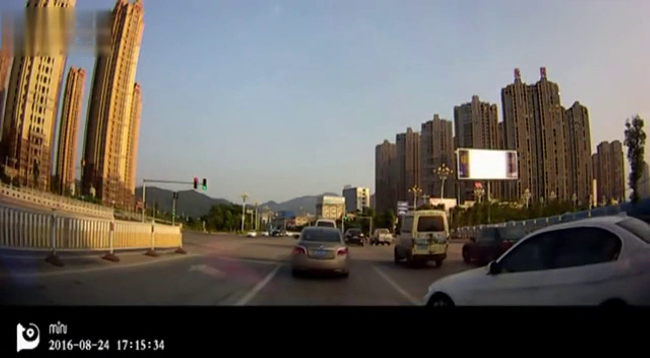 宝马哥路口连跨双车道，险遭卡车秒杀！