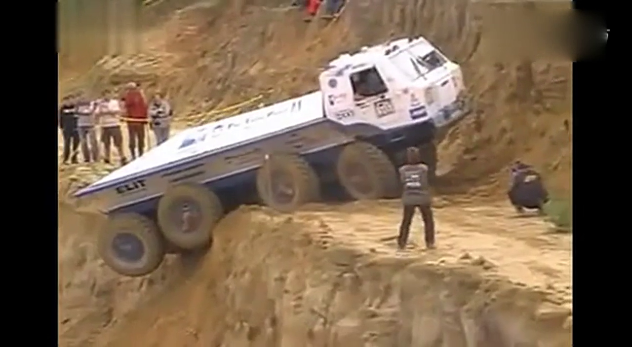 车祸惊魂 卡车越野爬坡实拍